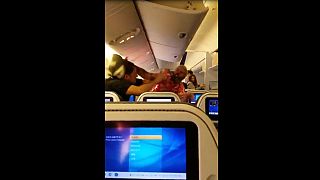 درگیری میان مسافران هواپیما در آسمان
