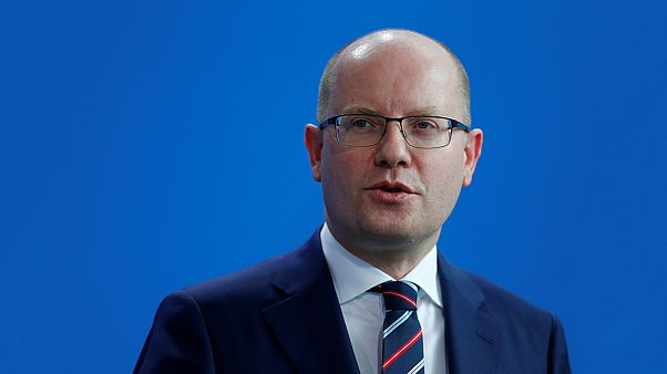 A cseh kormányfő bejelentette kormánya lemondását A cseh kormányfő bejelentette kormánya lemondását