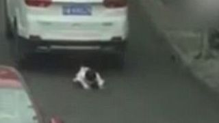 نجات معجزه آسای کودک چینی پس از آنکه دو خودرو او را زیر گرفت