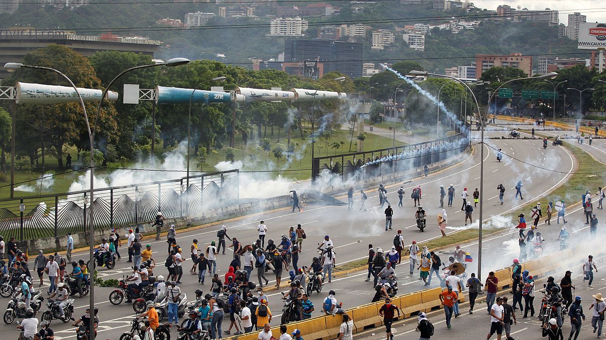 المعارضة الفنزويلية تسد طرقات كراكاس بالمتاريس في احتجاجات ضد مادورو