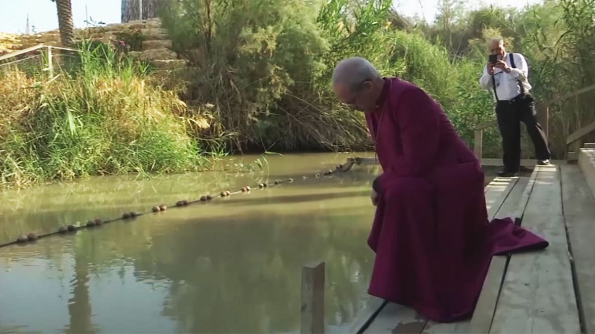 El jefe de la Iglesia anglicana reza en el río Jordán antes de visitar Israel