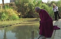El jefe de la Iglesia anglicana reza en el río Jordán antes de visitar Israel