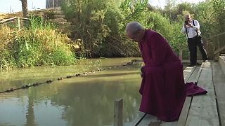 El jefe de la Iglesia anglicana reza en el río Jordán antes de visitar Israel