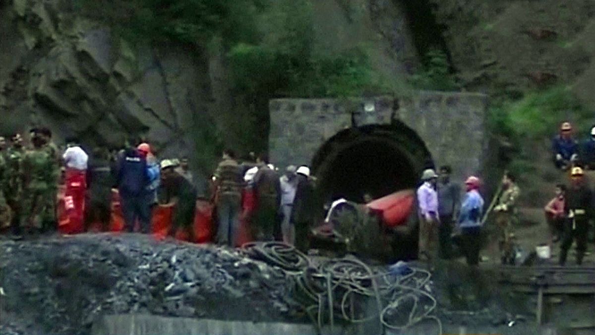 Explosion in iranischem Bergwerk: Mehrere Tote, noch immer Dutzende eingeschlossen