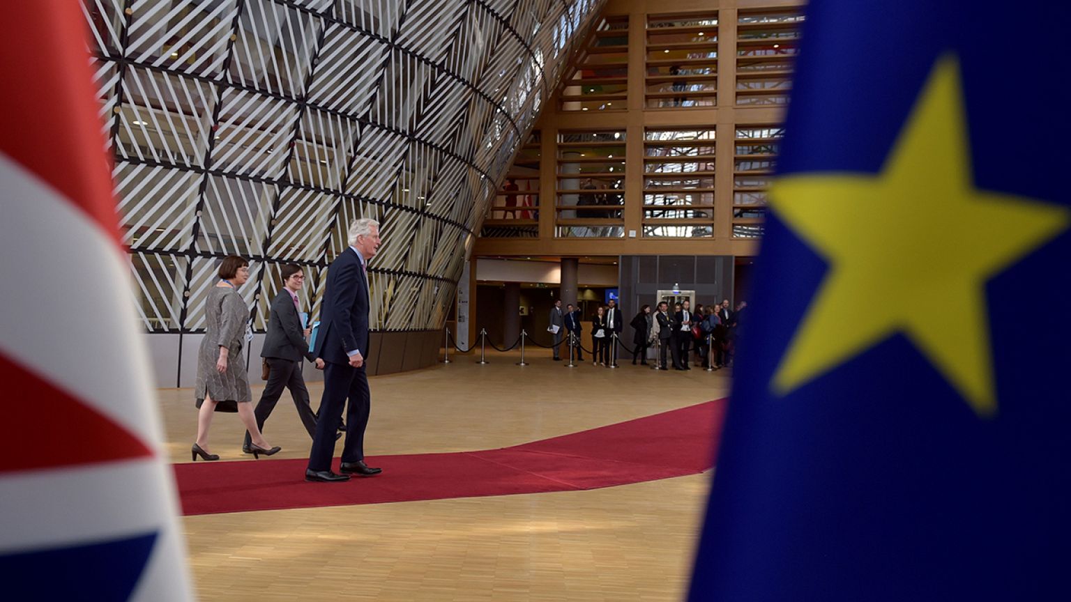 "Breves de Bruxelas": avisos de Barnier e liberdade de imprensa