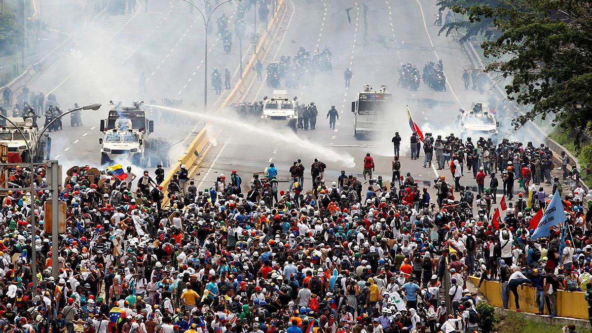 Kétszáz sérült és egy halott a venezuelai kormányellenes tüntetésen