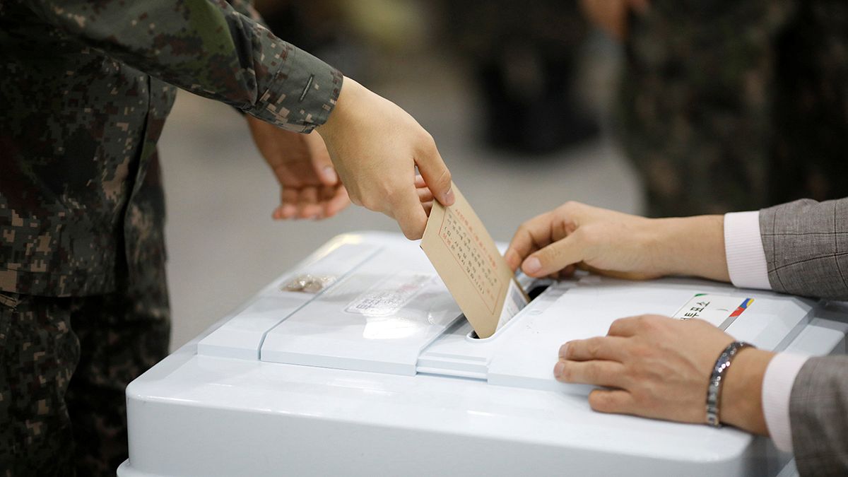 Южная Корея выбирает нового президента вместо арестованного