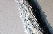 Separação de icebergue gigantesco no Antártico está iminente