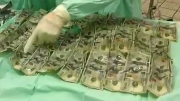 امرأة تبتلع 7000 دولار في محاولة يائسة لإخفائها عن زوجها امرأة تبتلع 7000 دولار في محاولة يائسة لإخفائها عن زوجها
