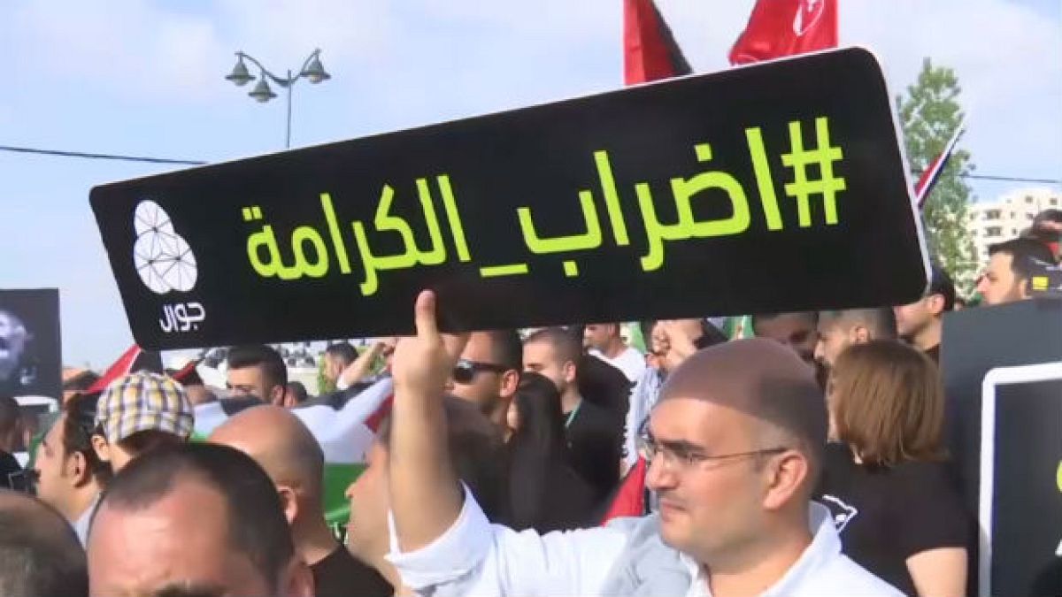 آلاف الفلسطينيين يتظاهرون تضامنا مع إضراب للأسرى عن الطعام