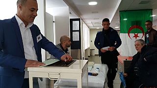 الجالية الجزائرية في ليون تصوت للانتخابات التشريعية