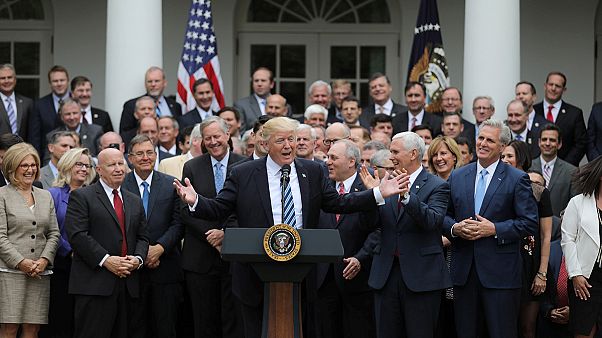 Trump passa atestado de óbito ao Obamacare Trump passa atestado de óbito ao Obamacare