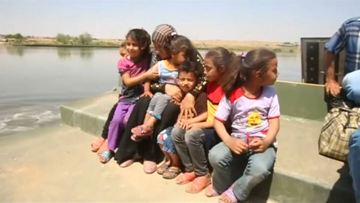رحلة نزوح من غرب الموصل إلى شرقها عبر نهر دجلة