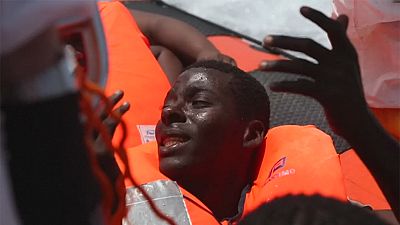 Migrantes gritam por Itália depois de serem resgatados