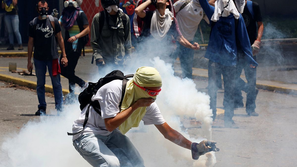 تصاعد العنف في فنزويلا والطلاب يصطدمون مع قوات الشرطة