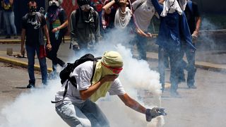 تصاعد العنف في فنزويلا والطلاب يصطدمون مع قوات الشرطة