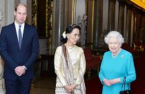 A brit királynő fogadta a mianmari vezetőt