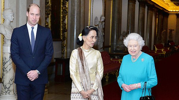 Friedensnobelpreisträgerin Aung San Suu Kyi bei Großbritanniens Königin Elizabeth Friedensnobelpreisträgerin Aung San Suu Kyi bei Großbritanniens Königin Elizabeth