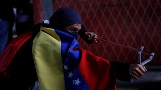 فنزويلا: تحطيم تمثال لتشافيز واحتجاجات جديدة ضد مادورو