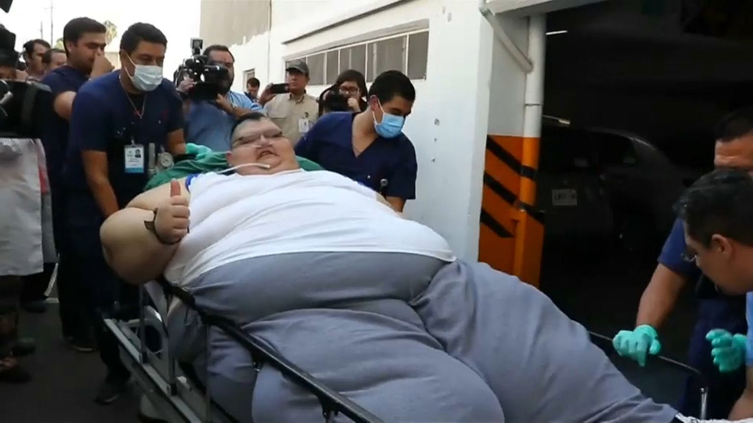 أسمن رجل في العالم يبدأ مشواره مع الحمية على خطى المصرية ايمان أحمد