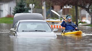 Családok százai menekülnek az árvíz elől Kanadában