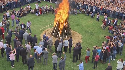 Sprung über das Feuer