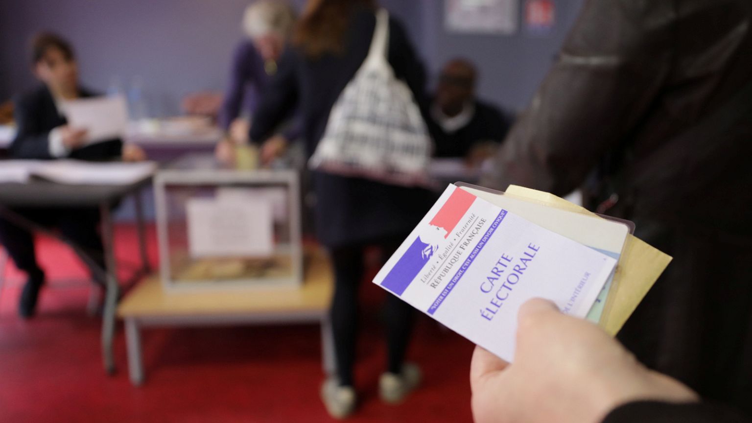 Francia, D-day. Macron ha votato accompagnato da Brigitte, Le Pen al seggio da sola
