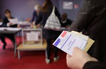 Az elnökjelöltek és a távozó államfő sem Párizsban szavazott