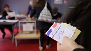 Francia, D-day. Macron ha votato accompagnato da Brigitte, Le Pen al seggio da sola