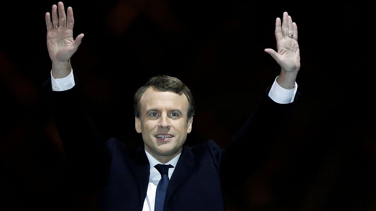 Macron: "Serviró la Francia con umiltà e determinazione".