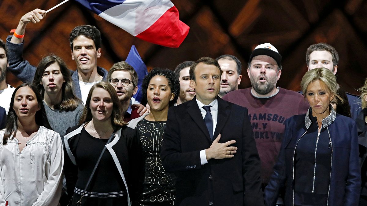 Internet-Ikone: Der Typ mit der Baseball-Cap hinter Macron