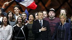 Internet-Ikone: Der Typ mit der Baseball-Cap hinter Macron