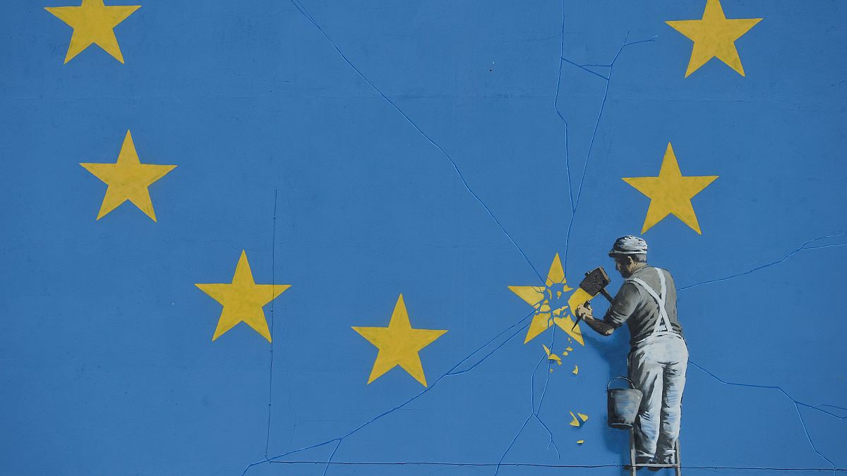 در گرافیتی جدید بنکسی، یکی از ستاره های پرچم اتحادیه اروپا کنده می شود