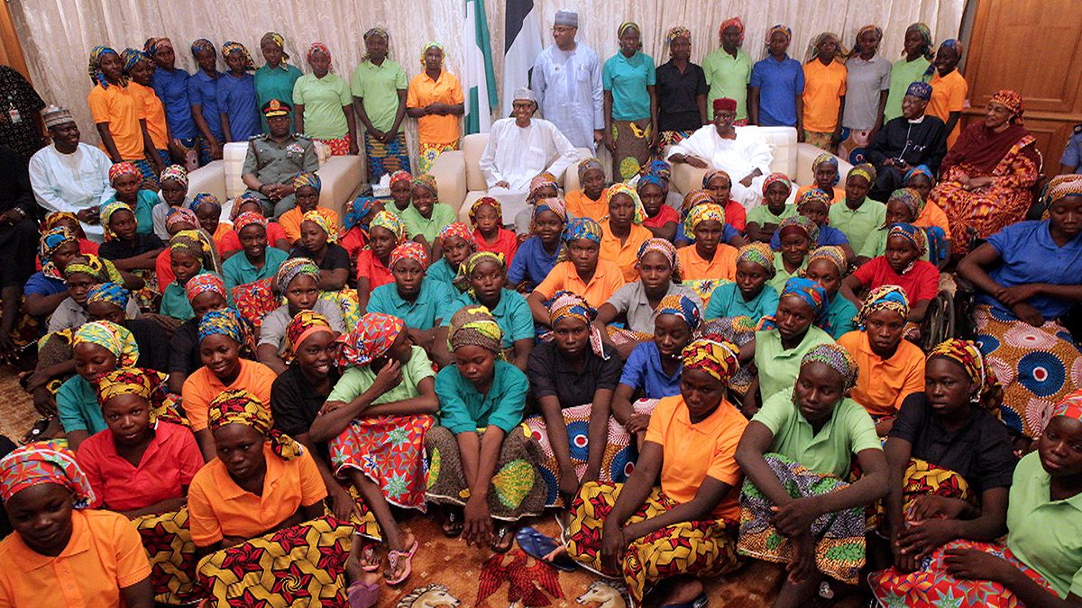 Nigerias Staatspräsident empfängt freigelassene Boko-Haram-Geiseln