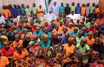 El presidente nigeriano recibe en Abuya a las 82 niñas de Chibok liberadas por Boko Haram