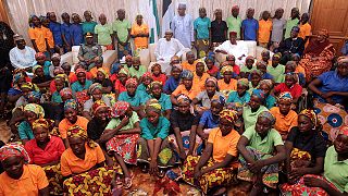 El presidente nigeriano recibe en Abuya a las 82 niñas de Chibok liberadas por Boko Haram