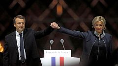 Macron bajo el símbolo de la pirámide