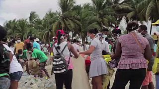 Les Malgaches se mobilsent pour nettoyer leur plage