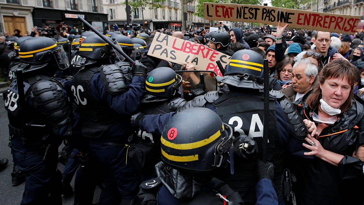 Proteste gegen Macron in Paris - Demonstranten befürchten Sozialabbau