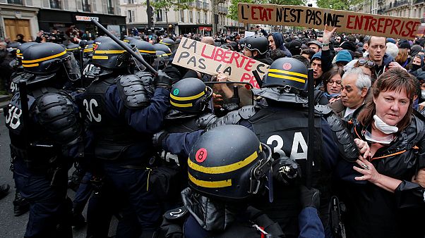 Протесты в Париже день спустя после избрания нового президента Протесты в Париже день спустя после избрания нового президента