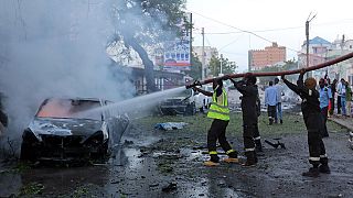 Autós robbantás egy kávézónál Mogadishuban