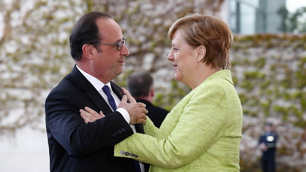 L'ultimo atto di Hollande: a Berlino per un saluto ad Angela Merkel