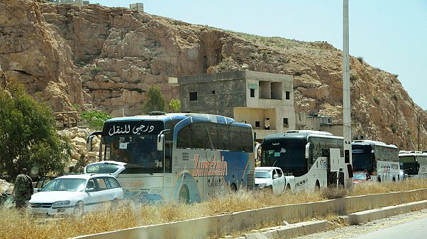 Síria: Rebeldes retirados de Damasco chegam à província de Idlib Síria: Rebeldes retirados de Damasco chegam à província de Idlib