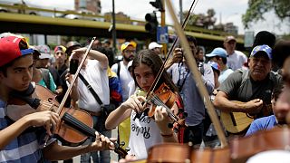 اعتراض با ویولن و گیتار در خیابانهای کاراکاس