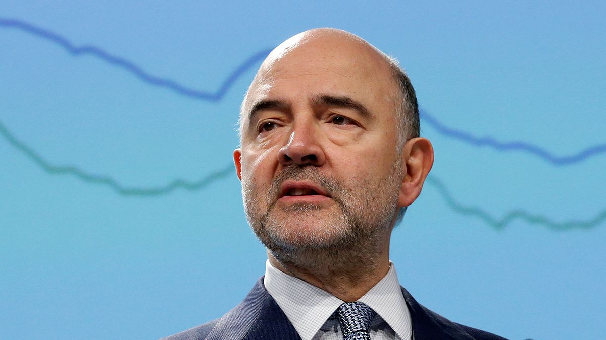 Moscovici alerta a Macron sobre el déficit francés
