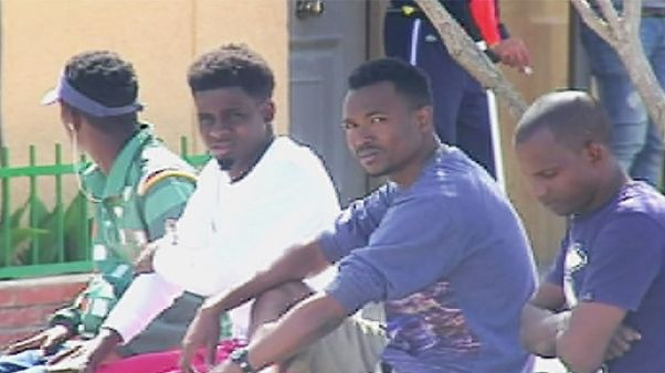 Mehr als 100 Flüchtlinge stürmen in Melilla auf spanisches Gebiet Mehr als 100 Flüchtlinge stürmen in Melilla auf spanisches Gebiet