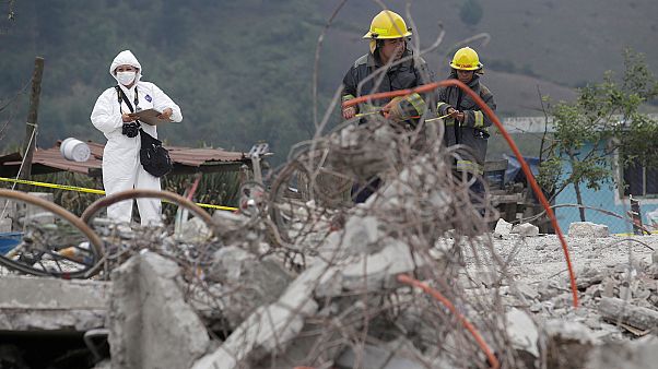 México: 14 mortos em explosão em armazém de fogo de artifício México: 14 mortos em explosão em armazém de fogo de artifício
