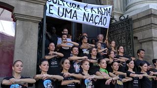 البرازيل: الفنانون على خشبة المسرح لشجب التخفيضات في  الميزانية.