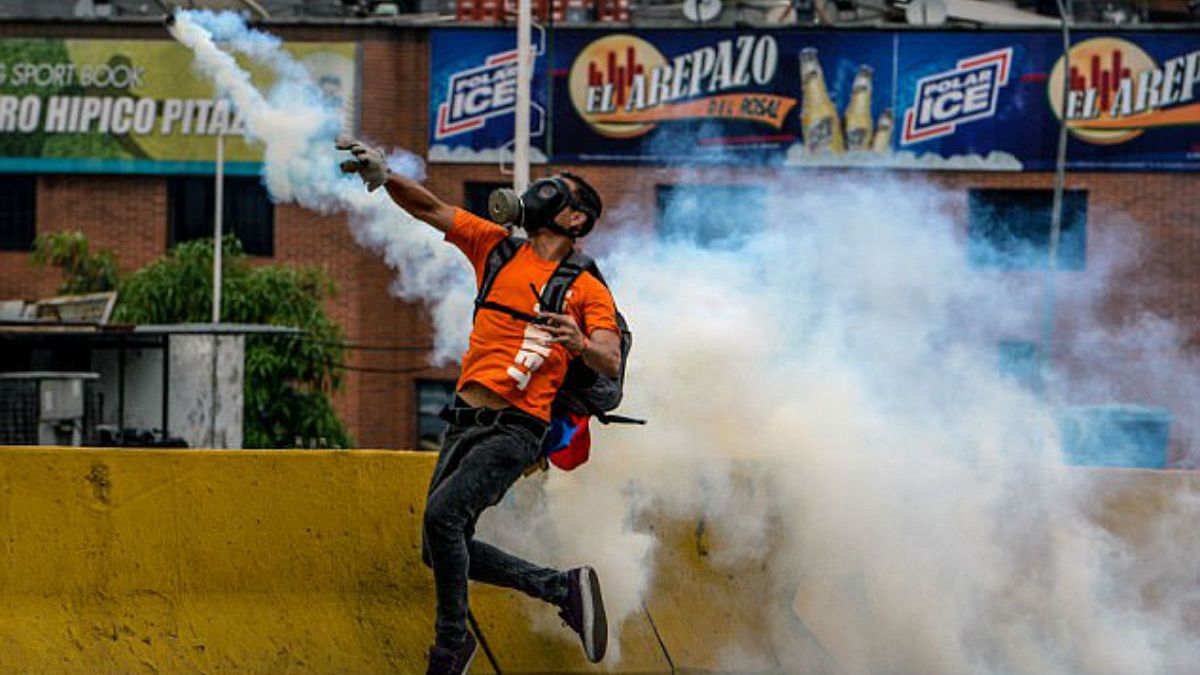 "قنابل البراز"....أحدث وسيلة للاحتجاج في فنزويلا