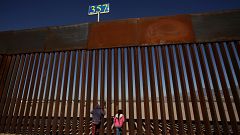 Image: Children peek through the border fence at Anapra neighbourhood in Ci